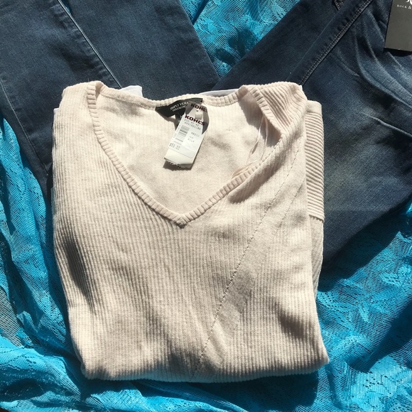 Simply Vera Vera Wang Sweaters - 2/$25 Simply Vera Wang MD Sweater